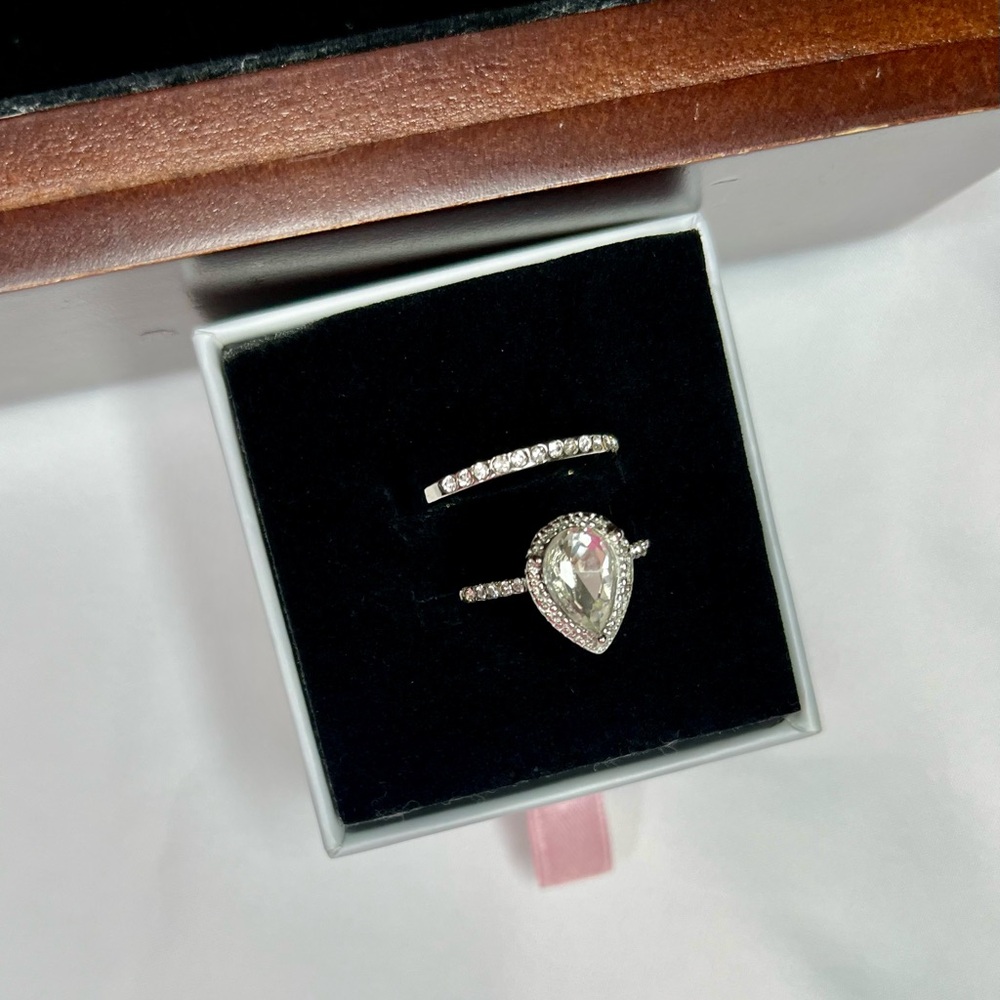 Pear Shape Crystal With Silver-tone Wedding Ring Set 💍 | Size 7.5